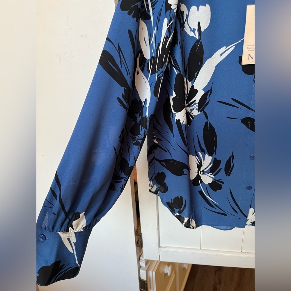 NYDJ Ruffle Neck Long Sleeve Button Down Blouse Creekside
Blossoms Oversized XS - Picture 12 of 12